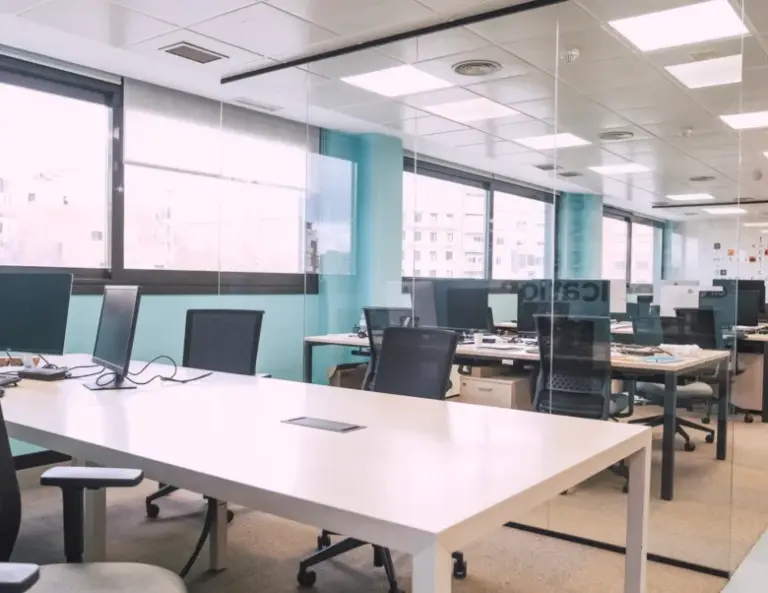 Serveis i construccio Redistribucion de espacio en oficina corporativa C Selva el Prat