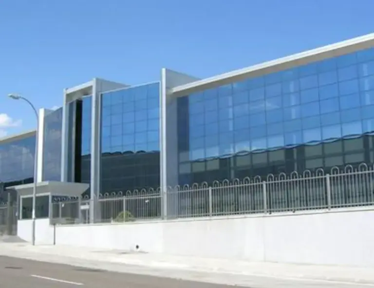 Serveis i construccio Reforma de fachada de una nave industrial en la ZAL del Prat de Llobregat